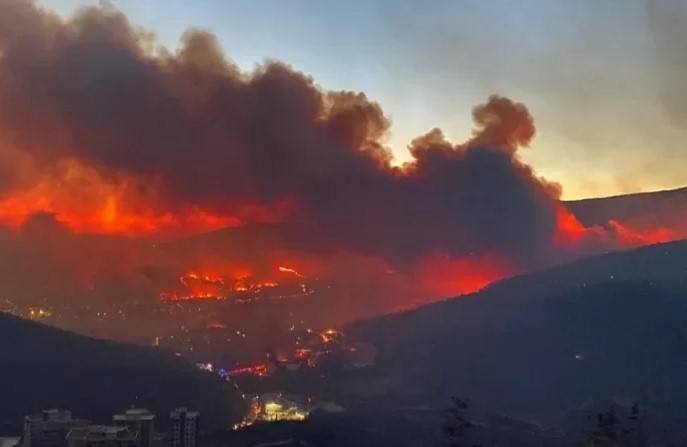 إزمير تحت خطر الحرائق: إجلاء السكان وتضرر المباني