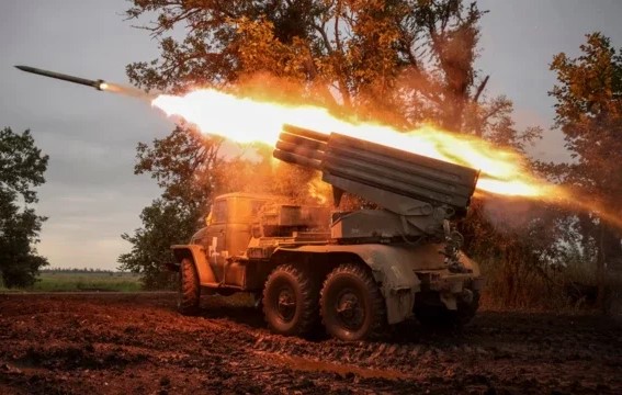 تصاعد التوترات بين روسيا وأوكرانيا: إحباط هجوم بمئات المسيرات على مناطق روسية