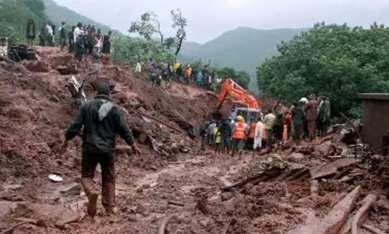 انزلاقات أرضية مميتة في كيرالا: 10 قتلى ومئات عالقين