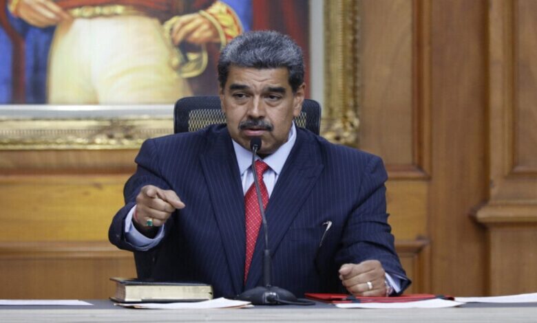 تصاعد الضغوط الدولية على مادورو: تهديدات بمقاضاته إذا لم يتنازل عن السلطة