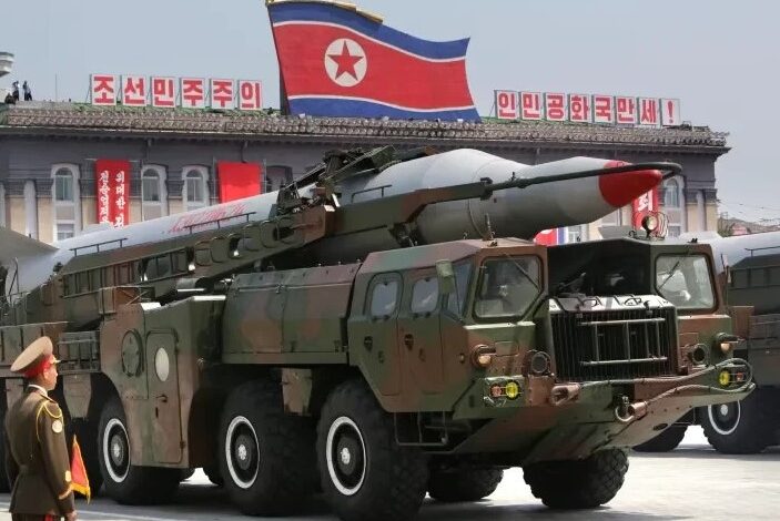 كوريا الشمالية تعزز قدراتها العسكرية بنقل 250 قاذفة صواريخ إلى الحدود