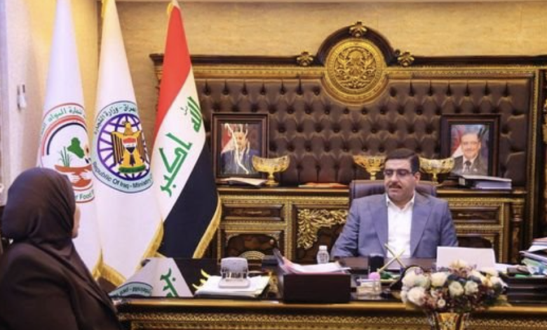 وزير التجارة يوجه باتخاذ إجراءات صارمة لضمان سلامة الخزين الغذائي وتأمين السلة الغذائية