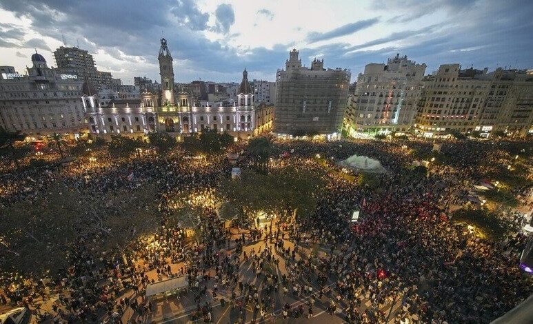 غضب شعبي يُجتاح فالنسيا بسبب بطء استجابة الحكومة للفيضانات