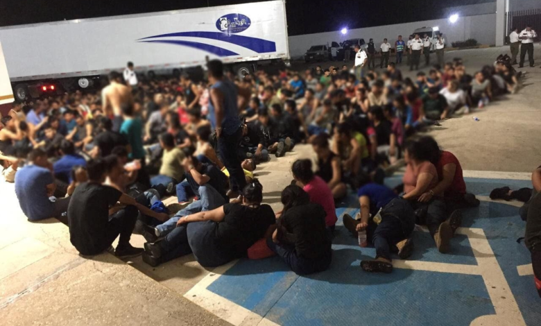 مئات المهاجرين من جنسيات مُختلفة يُكتشفون في شاحنة بالمكسيك