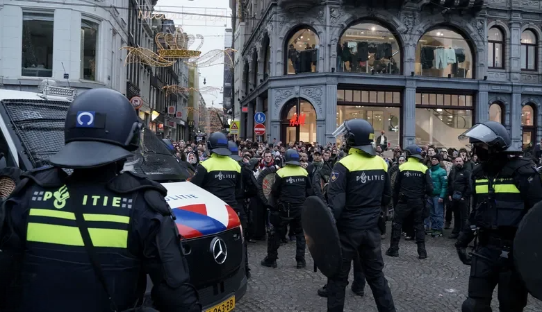 مواجهاتٌ في أمستردام: الشرطة تُفرّق مظاهرة مؤيدة لفلسطين