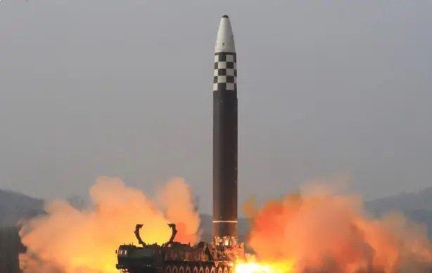 كوريا الشمالية تعلن عن نجاح اختبار صاروخ هواسونغ-19 “الأقوى في العالم”