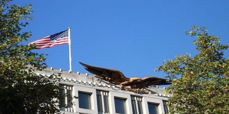طرد مشبوه يُفجّر قرب السفارة الأمريكية بلندن