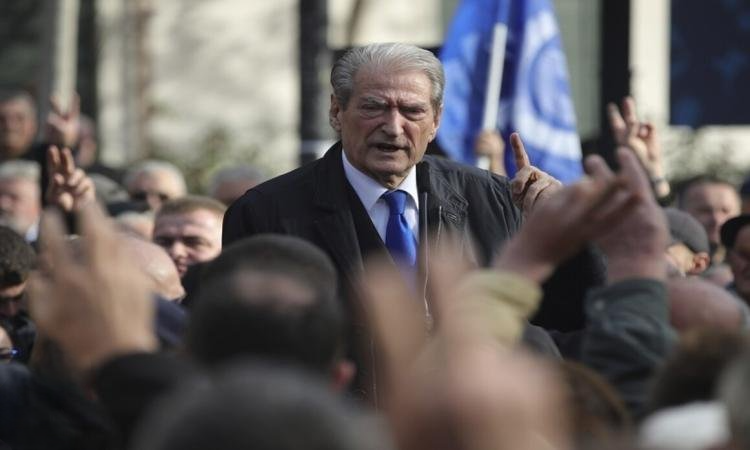 إطلاق سراح رئيس الوزراء الألباني السابق صالح بريشا من الإقامة الجبرية