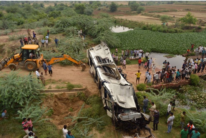 كارثة مرورية بالهند: حافلة تسقط في وادٍ ويُقتل العشرات