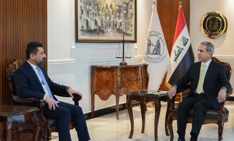 اجتماع بين رئيس مجلس القضاء ووزير العدل لتعزيز التعاون القضائي