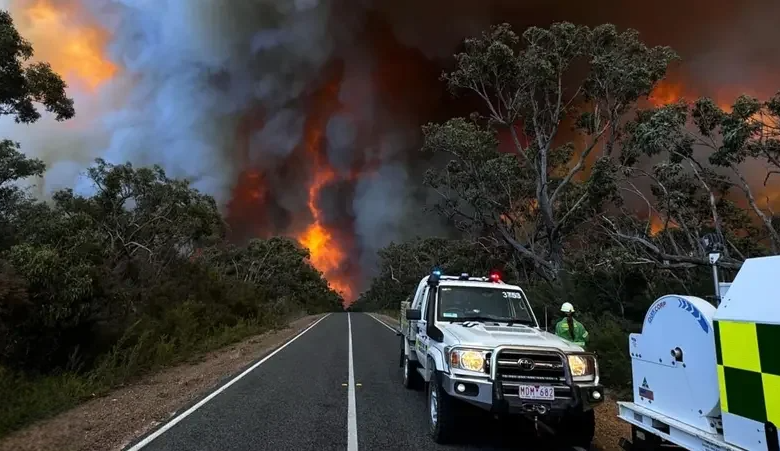 جهود الإطفاء الأسترالية لمواجهة حريق غابات ضخم في فيكتوريا