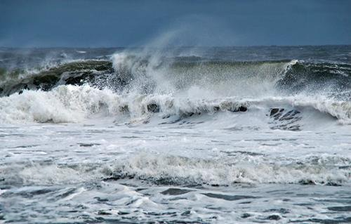 البيرو تغلق 91 ميناء بسبب أمواج عاتية تهدد السواحل
