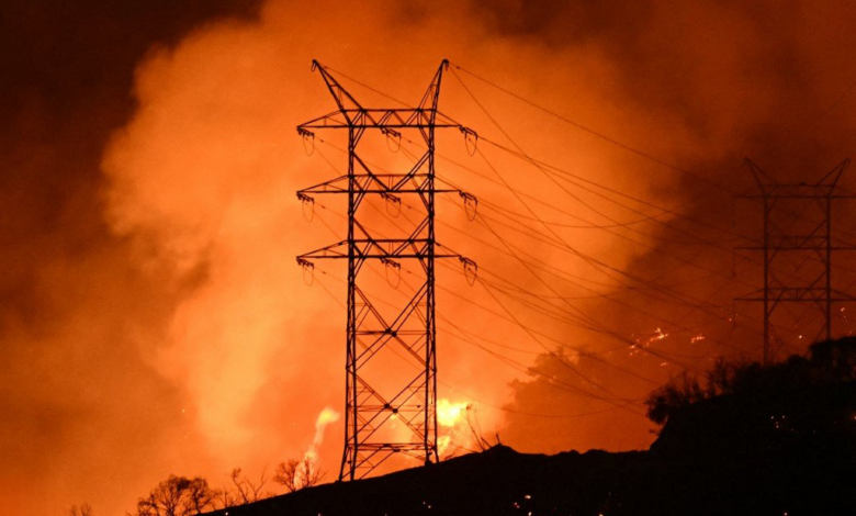 الرياح تزيد من خطورة حرائق لوس أنجليس مع توسع النيران