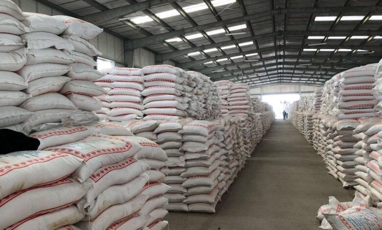 وزارة التجارة تبدأ توزيع وجبة جديدة من الطحين لدعم المواطنين