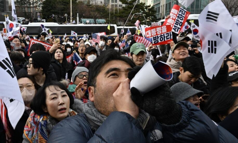 القضاء الكوري الجنوبي يمدّد توقيف الرئيس المعزول وسط احتجاجات عنيفة