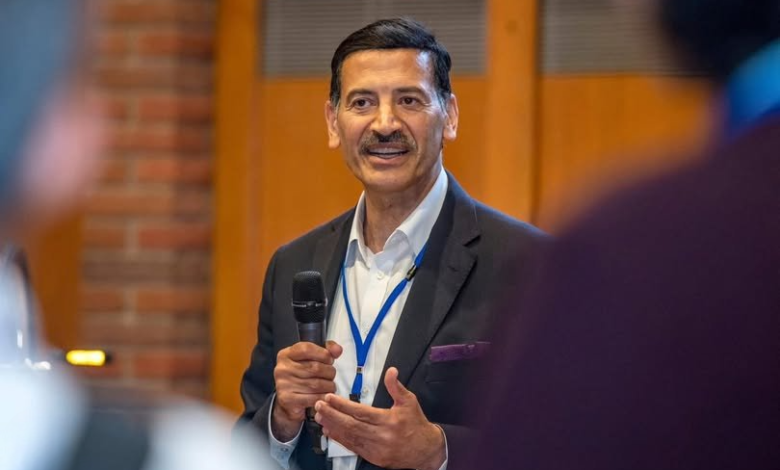 البروفيسور العراقي بشير الهاشمي يحصل على لقب “فارس” من ملك بريطانيا