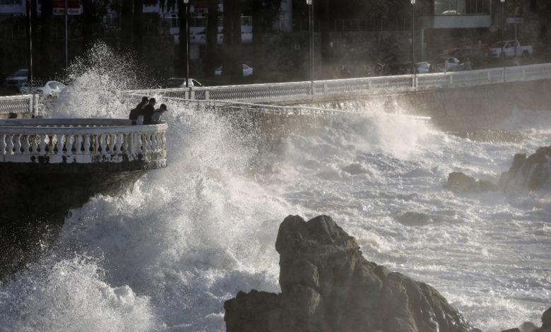 البيرو وتشيلي تمددان التحذيرات بسبب مخاطر الأمواج العاتية