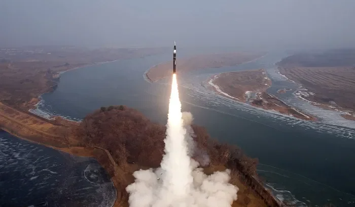 كوريا الشمالية تختبر صاروخاً فرط صوتي جديداً بنجاح