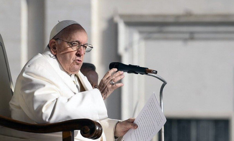 الفاتيكان: البابا فرانسيس يعاني من أزمة صحية حرجة