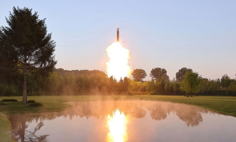 توتر عسكري متصاعد: كوريا الشمالية تطلق صواريخ بالستية رداً على المناورات الأمريكية