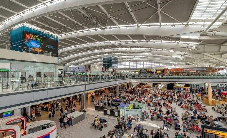 حريق يتسبب في إغلاق مطار هيثرو لندن ليوم كامل وإجلاء مئات الأشخاص