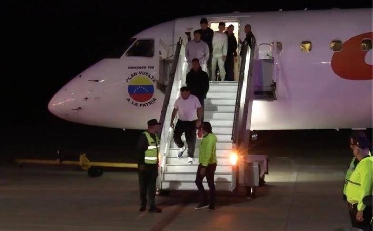 فنزويلا تستأنف استقبال مواطنيها المرحلين من أمريكا وتتعهد بإعادة المحتجزين في السلفادور