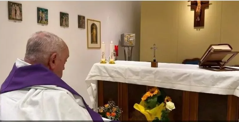 البابا فرنسيس يطل على المؤمنين من مستشفى جيميلي