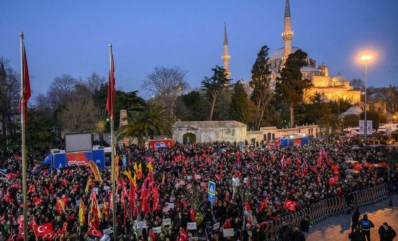 حشود غاضبة تجتاح إسطنبول دعماً لإمام أوغلو