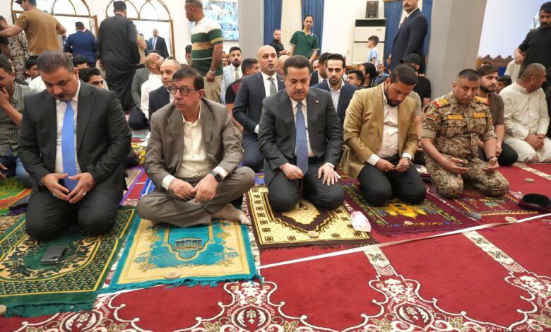 رئيس الوزراء يؤدي صلاة العيد بين أهالي ميسان ويستمع لاحتياجاتهم الخدمية