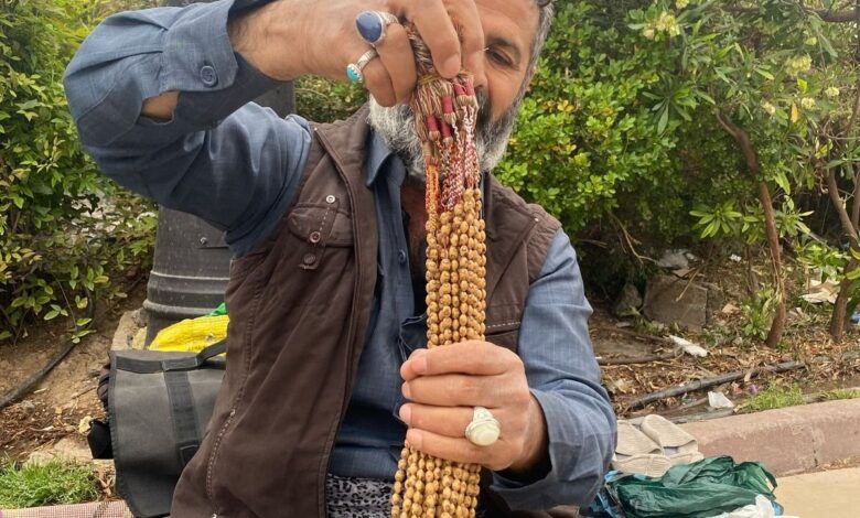 مسبحات “القزوان” الكردية… حرفة تقليدية تحول ثمار البطم إلى كنوز ثمينة