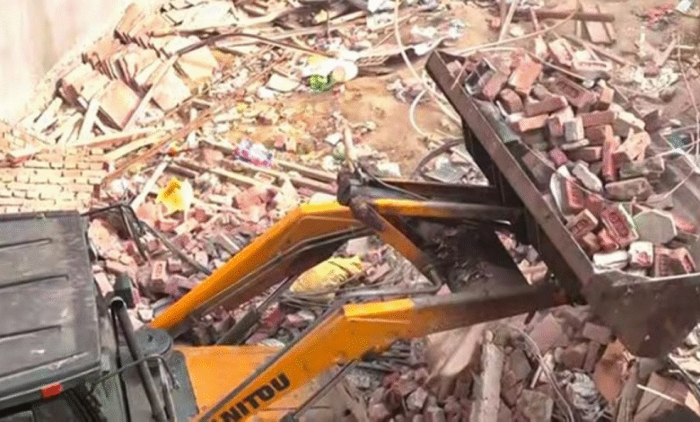 مأساة سكنية في نيودلهي: انهيار مبنى غير مرخص يودي بحياة 11 شخصاً بينهم أطفال