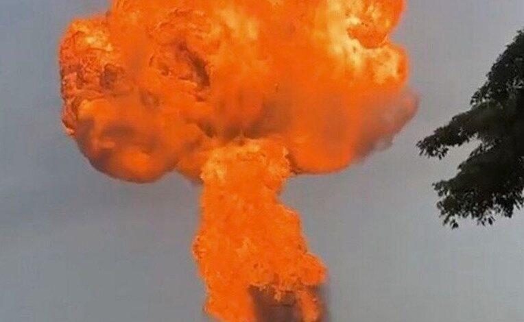 انفجار خط غاز ضخم يسبب حريقًا هائلًا قرب كوالالمبور