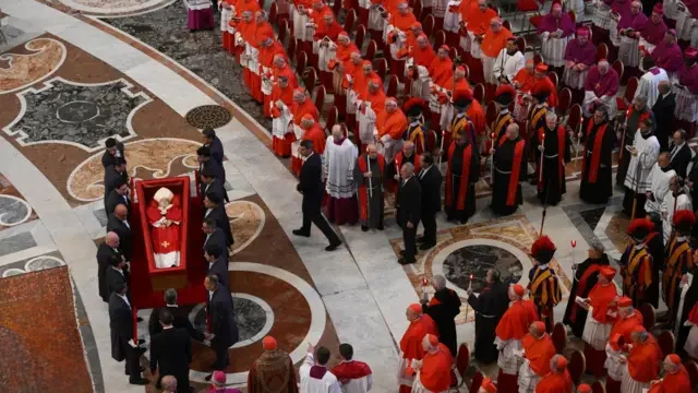 وداع تاريخي: العالم يشيع البابا فرنسيس في ساحة القديس بطرس