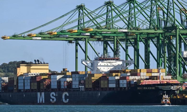 ترامب يطالب بعبور مجاني للسفن الأمريكية عبر ممرات مائية عالمية