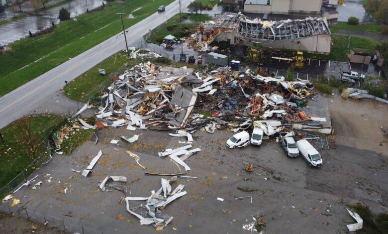 كارثة الطقس الأمريكي: عواصف مدمرة تحصد أرواح 17 شخصاً وتغرق عدة ولايات