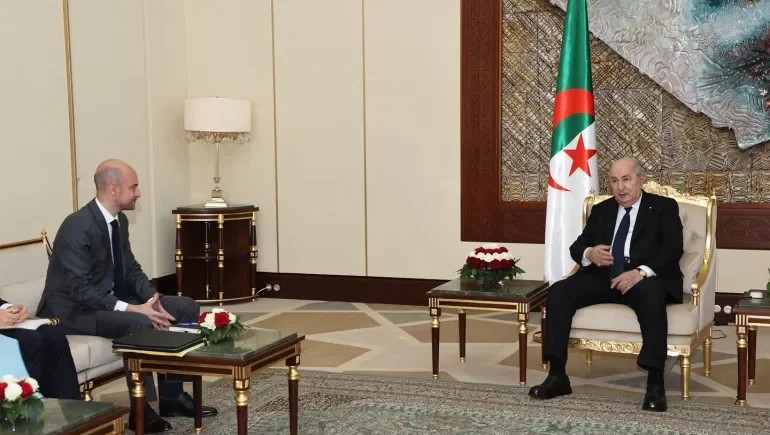 الجزائر تطرد 12 دبلوماسياً فرنسياً وتنتقد باريس بسبب اعتقال موظف قنصلي