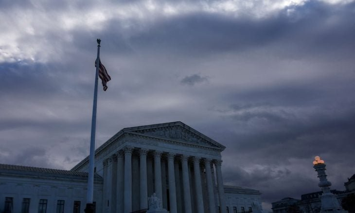 ترامب يصعّد خلافه القضائي مع المحكمة العليا حول سياسة ترحيل المهاجرين