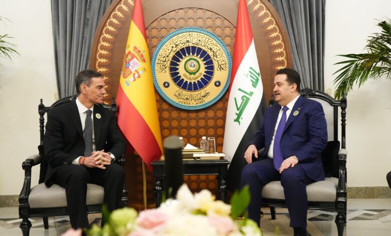 رئيس الوزراء وسانشيز يبحثان تعزيز التعاون الثنائي على هامش القمة العربية في بغداد