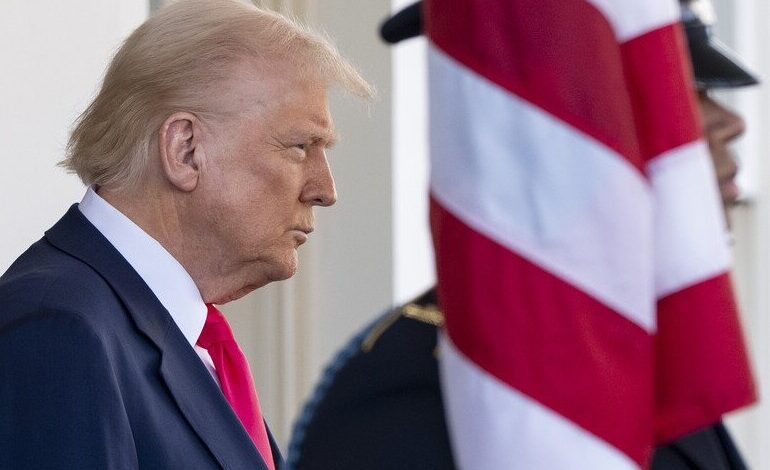 ترامب يثير الجدل برسم كاريكاتوري عن رئاسة أبدية