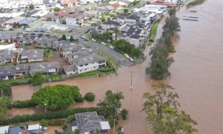 فيضانات مدمرة تحاصر 50 ألف شخص وتخلف قتيلاً شرق أستراليا