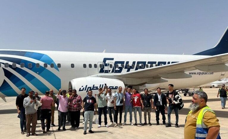 مصر تنقل 71 مواطناً من ليبيا بسبب التوترات في طرابلس