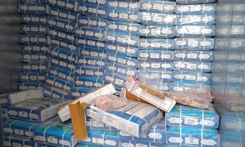 المنافذ الحدودية تضبط لحوماً مجمدة منتهية الصلاحية في ميناء أم قصر