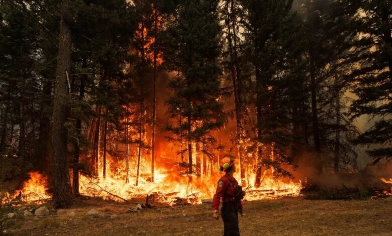النيران تهدد مدن قريبة من فانكوفر والسلطات تحذر من تصاعد الخطر