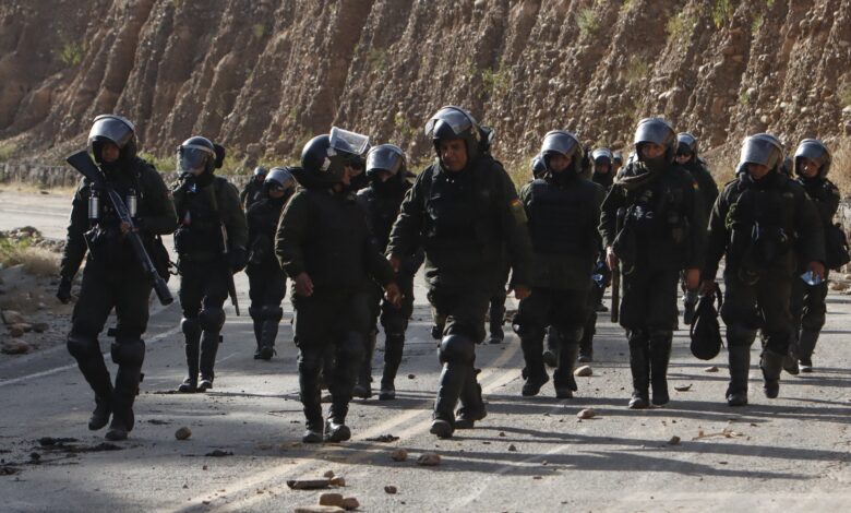 مصرع عنصرين أمنيين في اشتباكات عنيفة مع أنصار موراليس ببوليفيا