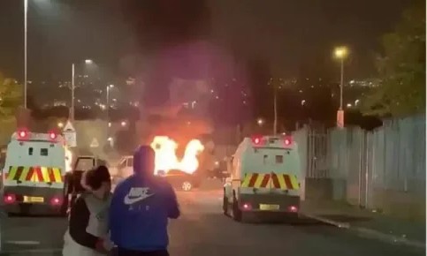 اشتباكات متجددة في باليمينا وانتشار الاضطرابات لمدن أخرى بإيرلندا الشمالية
