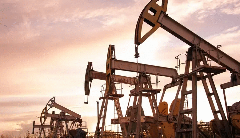 أسعار النفط العالمية تنخفض بشدة بعد إعلان اتفاق وقف إطلاق النار