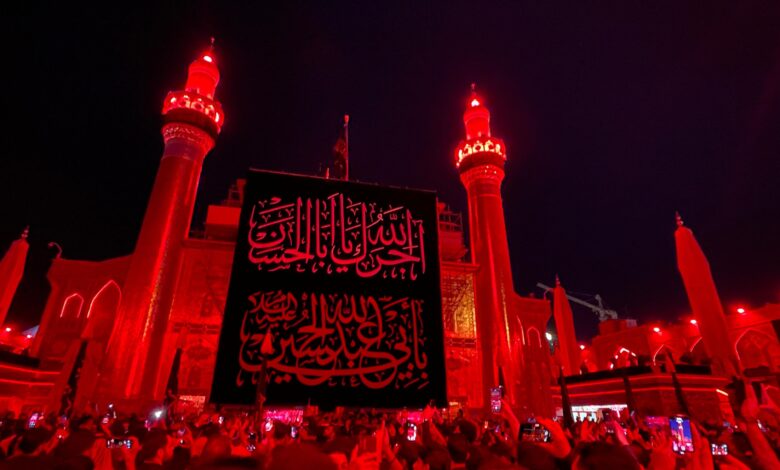 العتبات المقدسة في العراق تبدل راياتها استقبالاً لشهر محرم الحرام وموسم الحزن الحسيني
