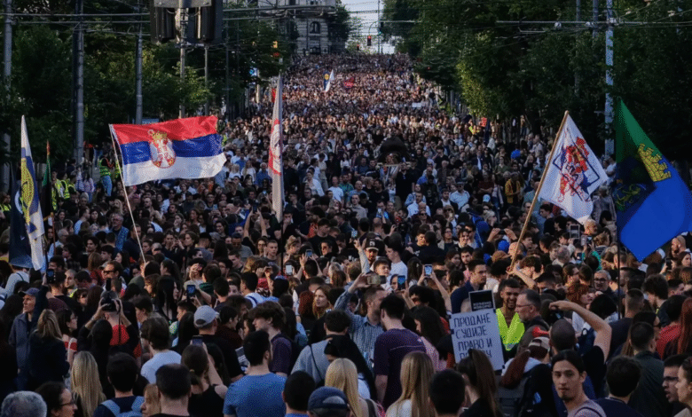 140 ألف متظاهر يحتشدون في بلغراد للمطالبة بانتخابات مبكرة وسط أزمة سياسية
