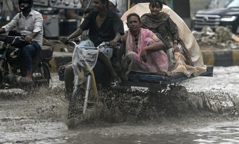 فيضانات باكستان المفاجئة تودي بحياة 45 شخصاً نصفهم من الأطفال