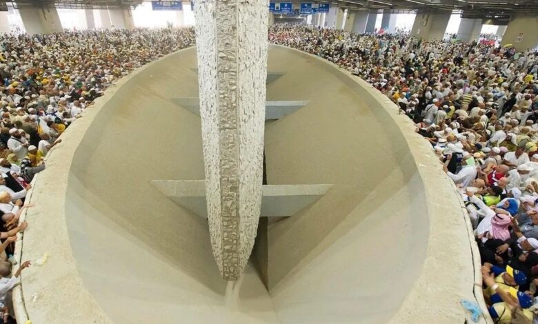 حجاج العراق يؤدون مناسك رمي جمرة العقبة بيسر وانسيابية